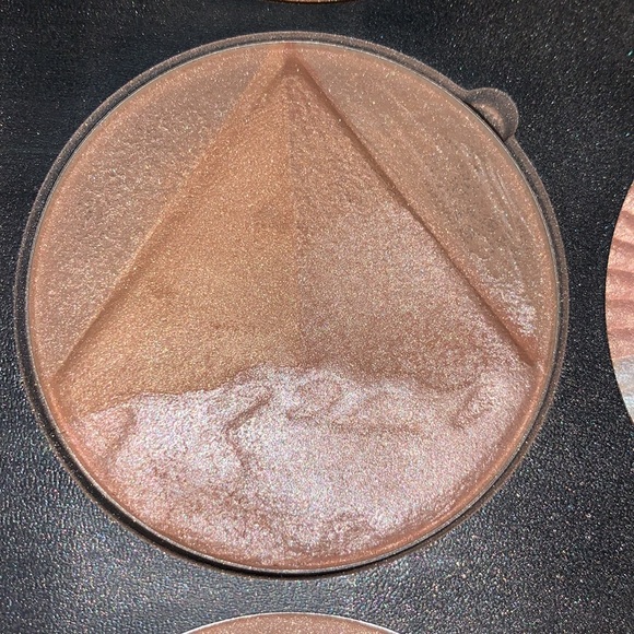 Ofra on the glow highlighter/bronzer palette - Picture 6 of 12